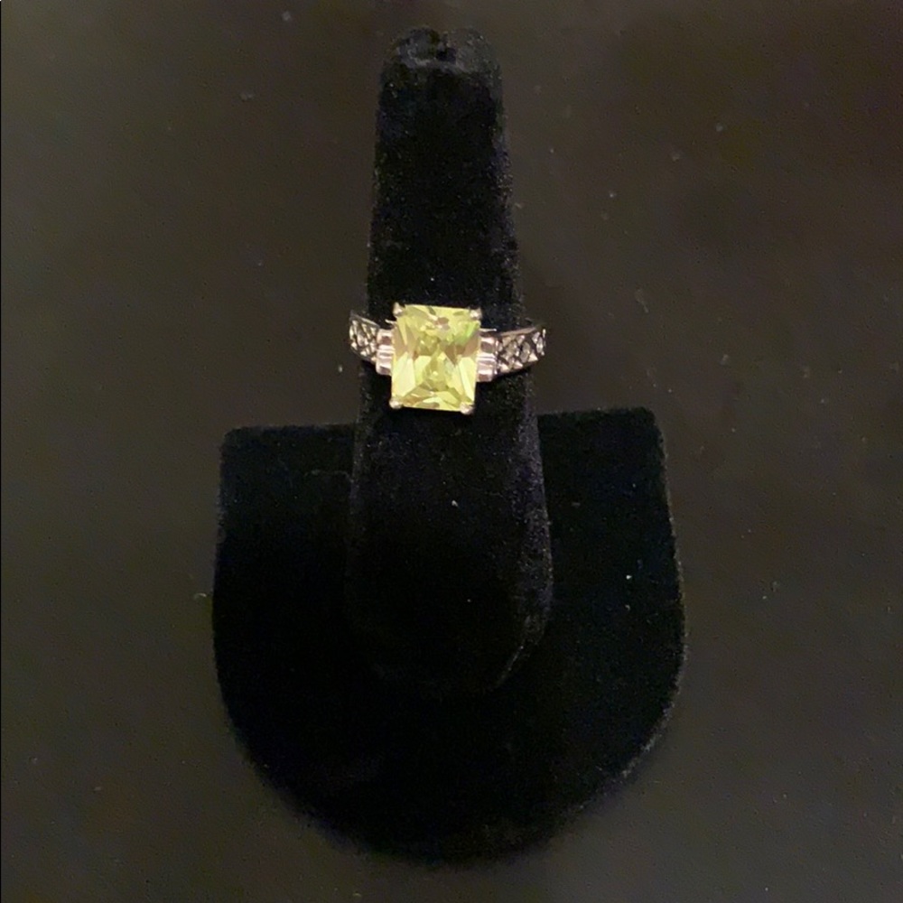 Lia Sophia ring. Approx size 7